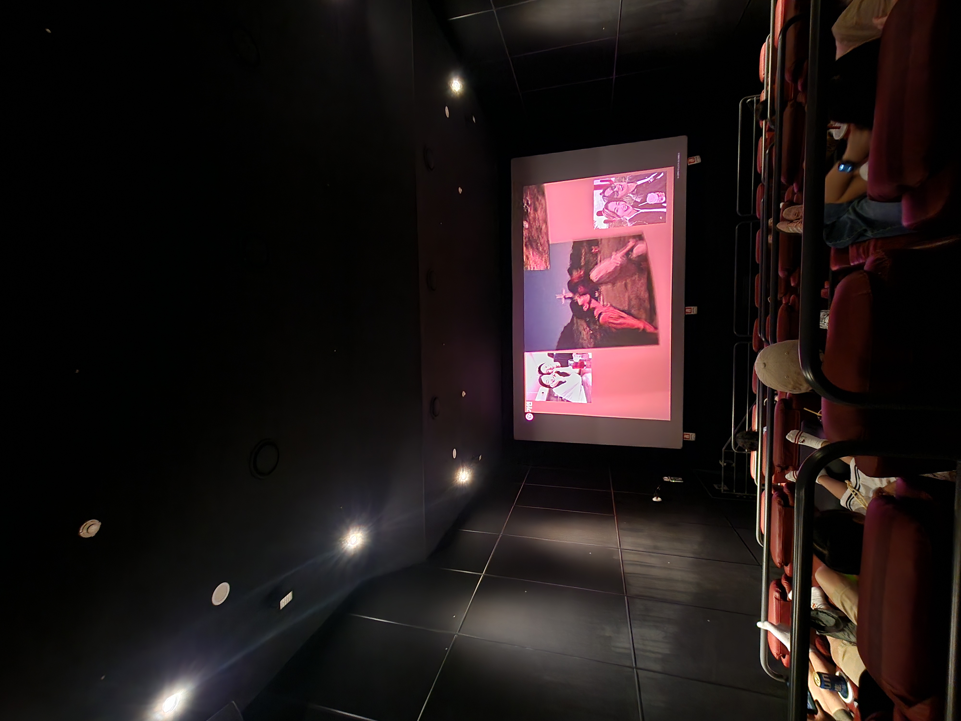 CGV 리클라이너 좌석이 있는 상영관 내부, 스크린과 넓은 좌석 모습